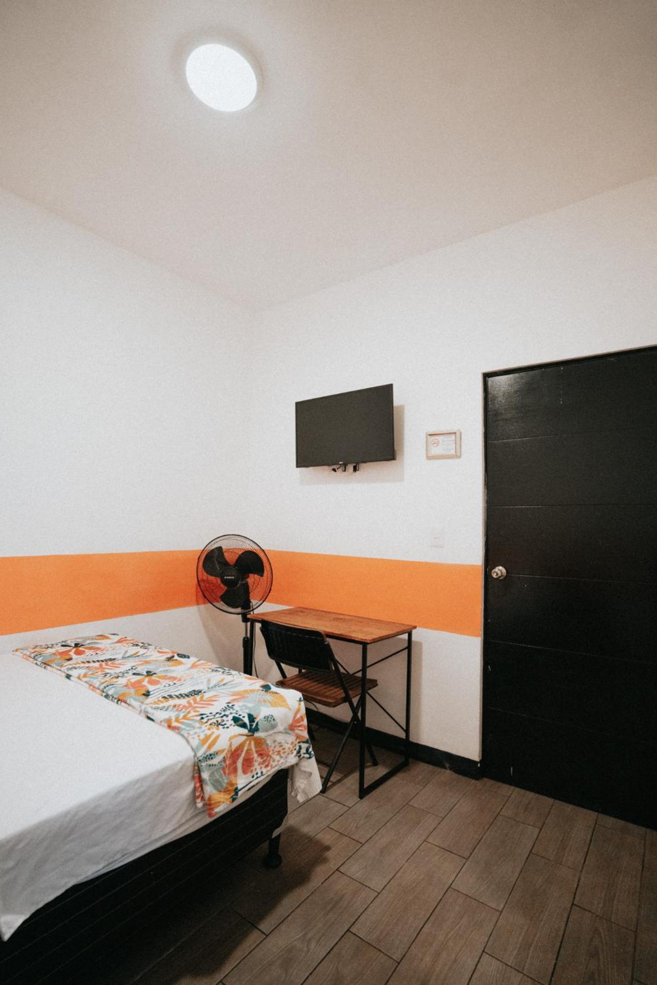 Tequila Sunrise Hostel Guatemala City Bagian luar foto