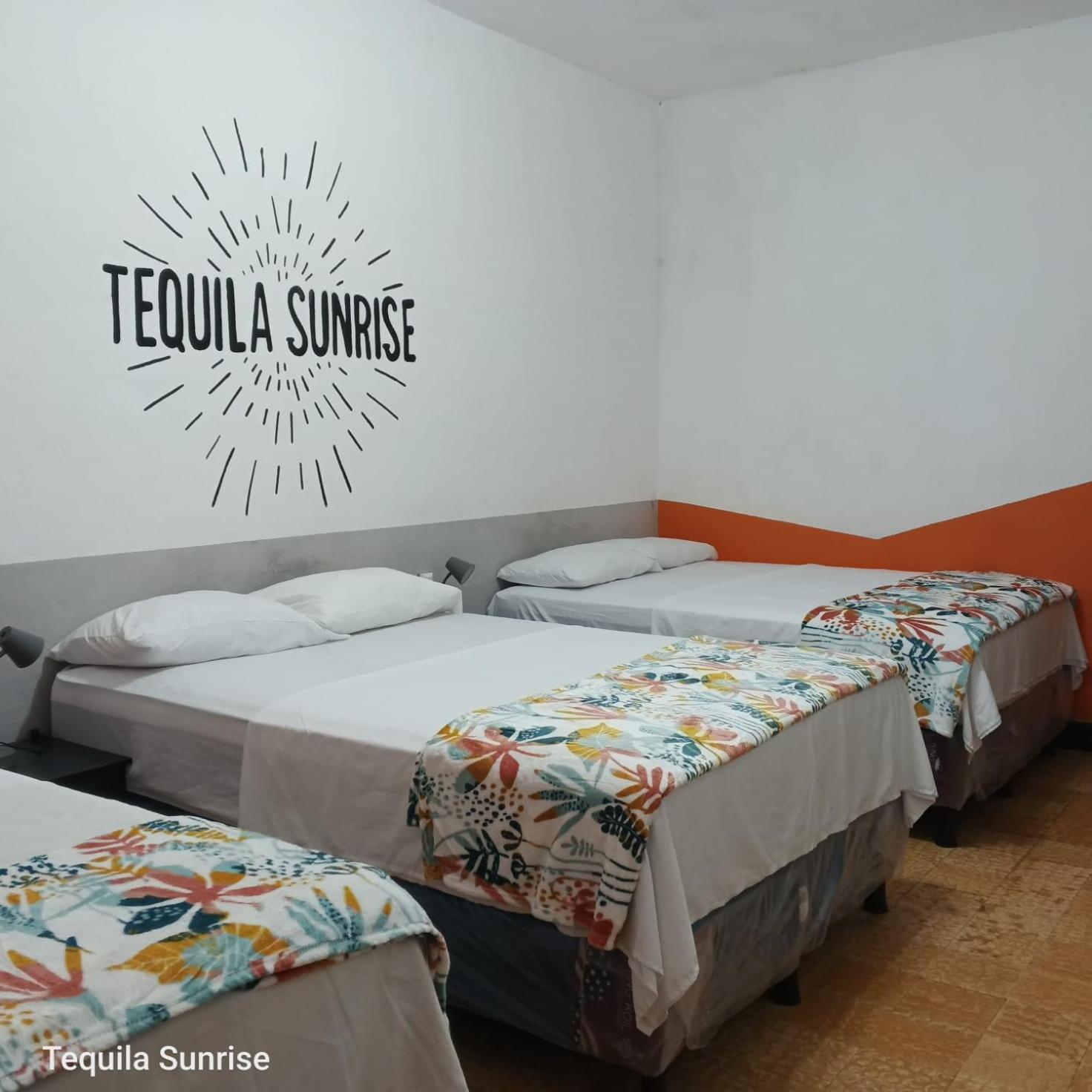 Tequila Sunrise Hostel Guatemala City Bagian luar foto