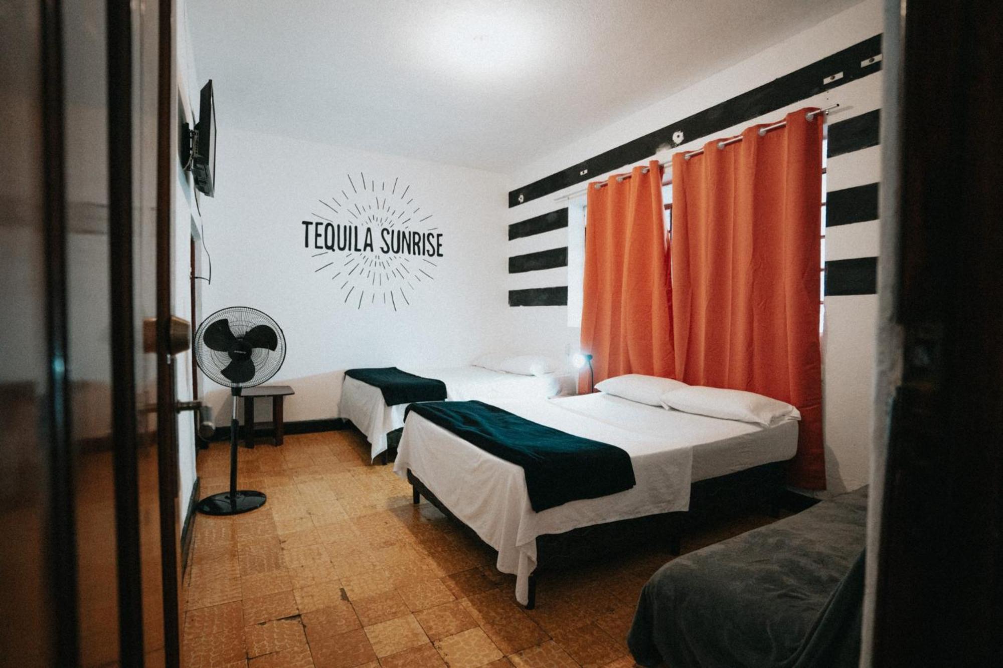 Tequila Sunrise Hostel Guatemala City Bagian luar foto
